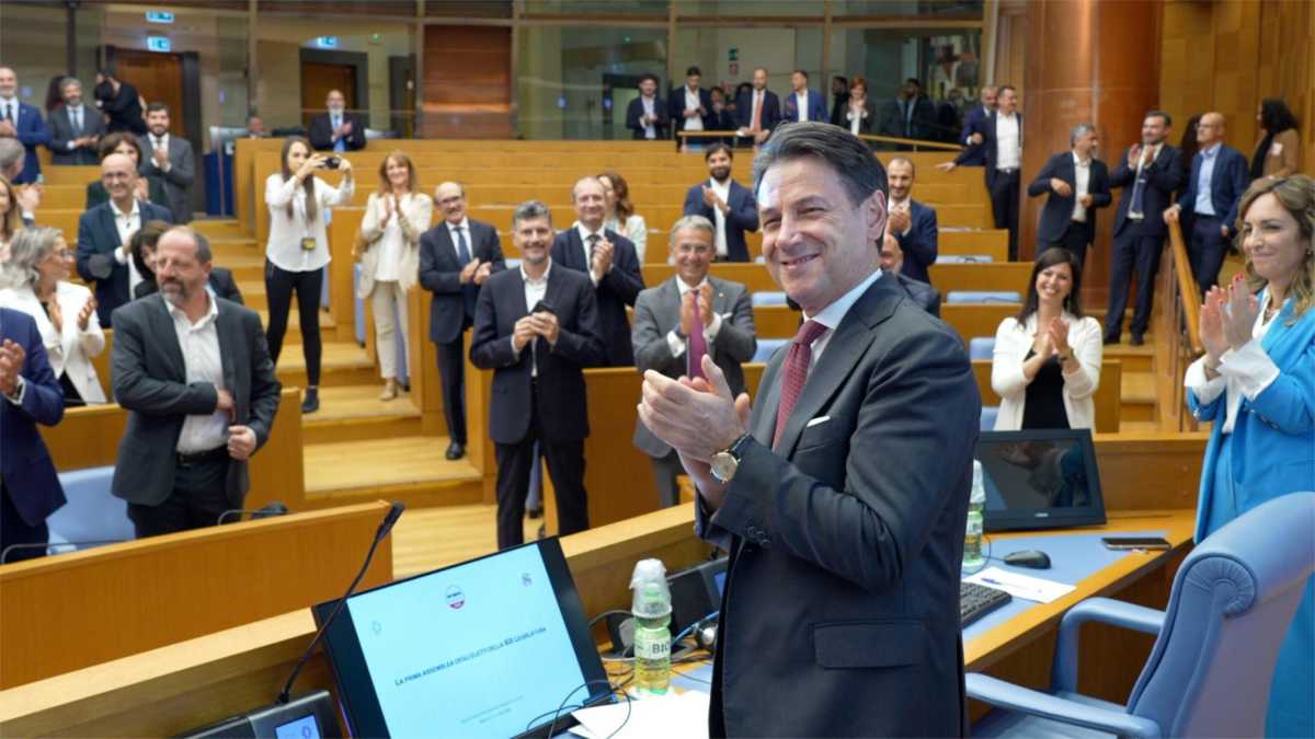 Immagine di Conte riunisce gli eletti M5s: sfida il Pd sulla pace e prenota la Vigilanza Rai