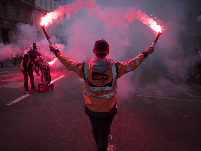 Il governo francese contro i sindacati