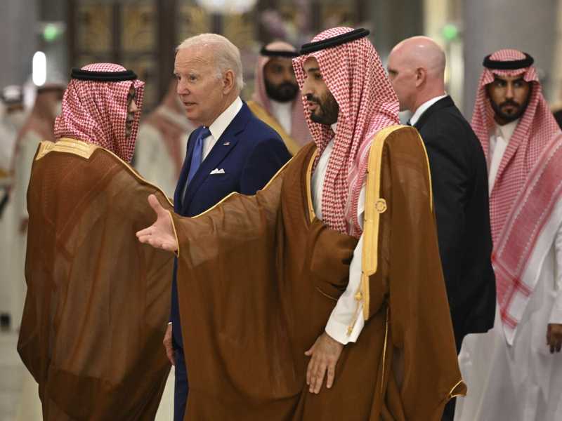  Joe Biden a Gedda con Mohammed bin Salman lo scorso luglio (foto LaPresse)