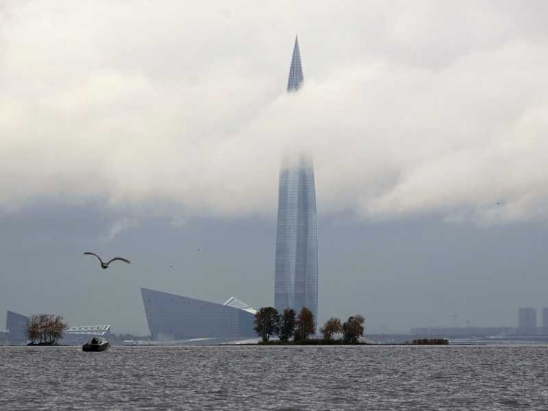 Una veduta della torre degli affari Lakhta Center, sede del monopolio russo del gas Gazprom, a San Pietroburgo (AP/Dmitri Lovetsky) <br />