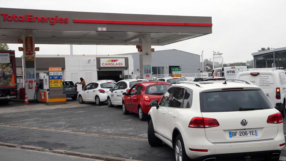 Immagine di Scontro duro tra Macron e i sindacati. Manca la benzina alle pompe