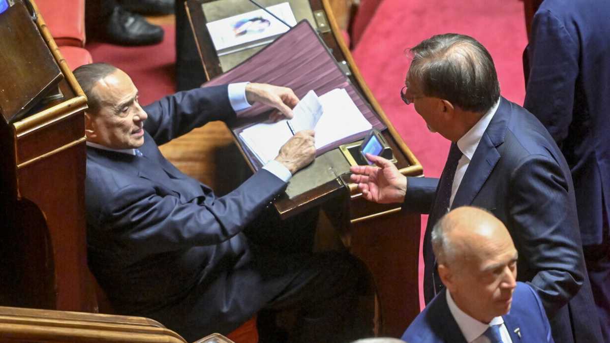 Immagine di Il faccia a faccia tra La Russa e Berlusconi dopo l'astensione di FI in Senato