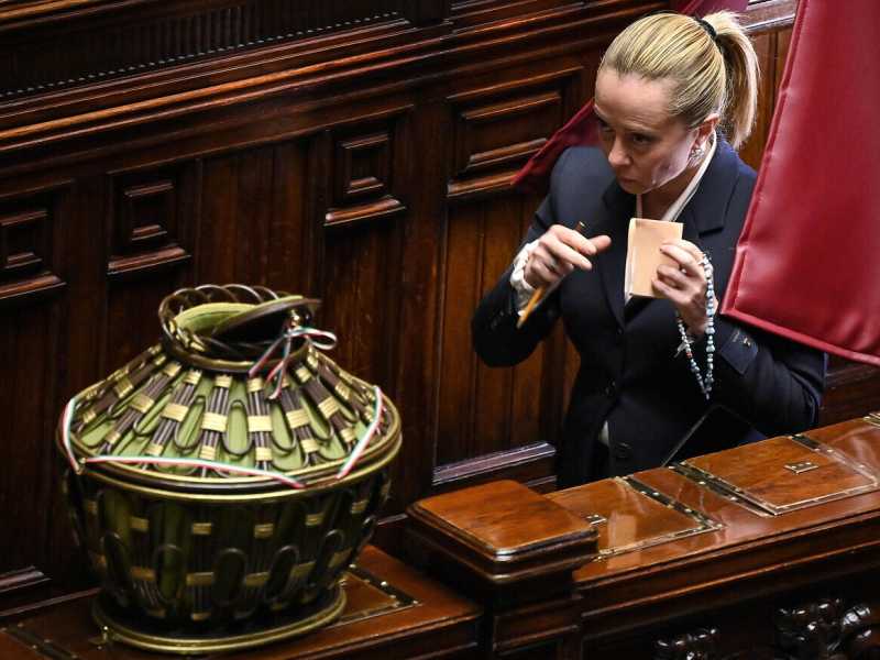 Meloni umilia Forza Italia: "Se mi piego ora è finita". Il Cav. medita la vendetta sul Colle