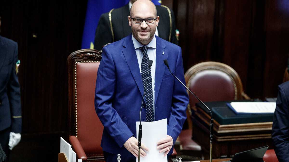 Immagine di Criticare Lorenzo Fontana sì può, satanizzare no