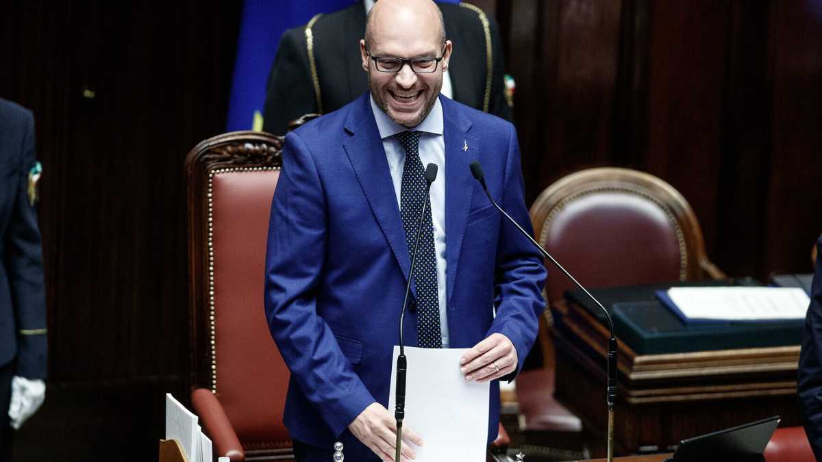Immagine di Ritratto di Lorenzo Fontana, il presidente della Camera über Hellas che ascolta i Gemelli Diversi