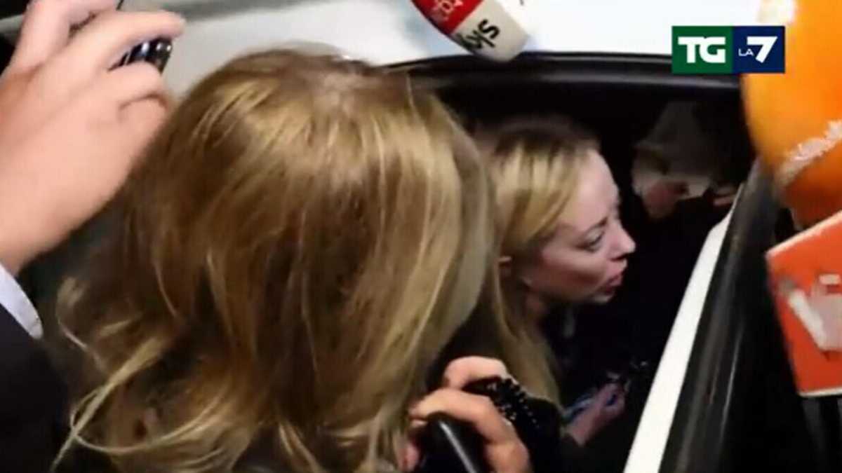 Immagine di "Non sono ricattabile". Meloni va alla guerra contro il Cav. e prova l'asse con Salvini