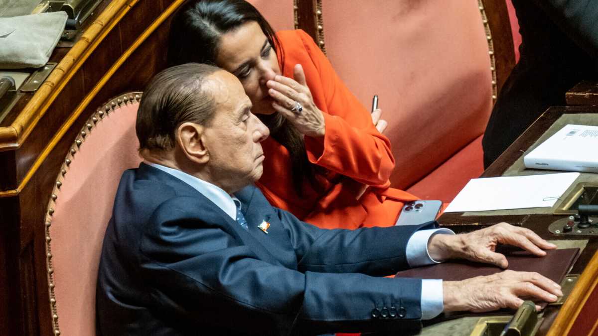 Immagine di L’idea che Berlusconi sia prigioniero di una badante è vecchia di vent’anni (ed è sua)