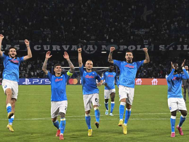 I giocatori del Napoli festeggiano dopo la vittoria contro l'Ajax (Ansa)