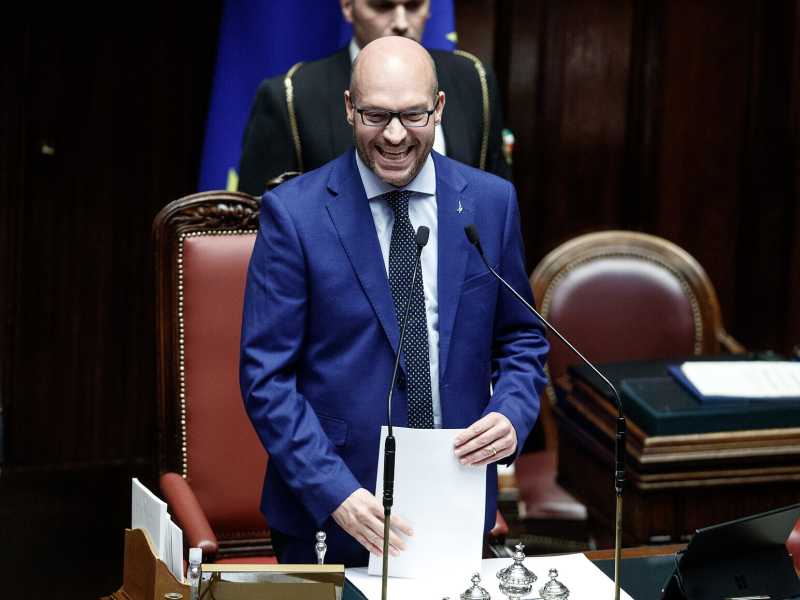 Ritratto di Lorenzo Fontana, il presidente della Camera über Hellas che ascolta i Gemelli Diversi