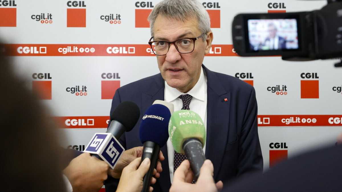 Immagine di Giorgia Meloni alle prese con il groviglio pensioni