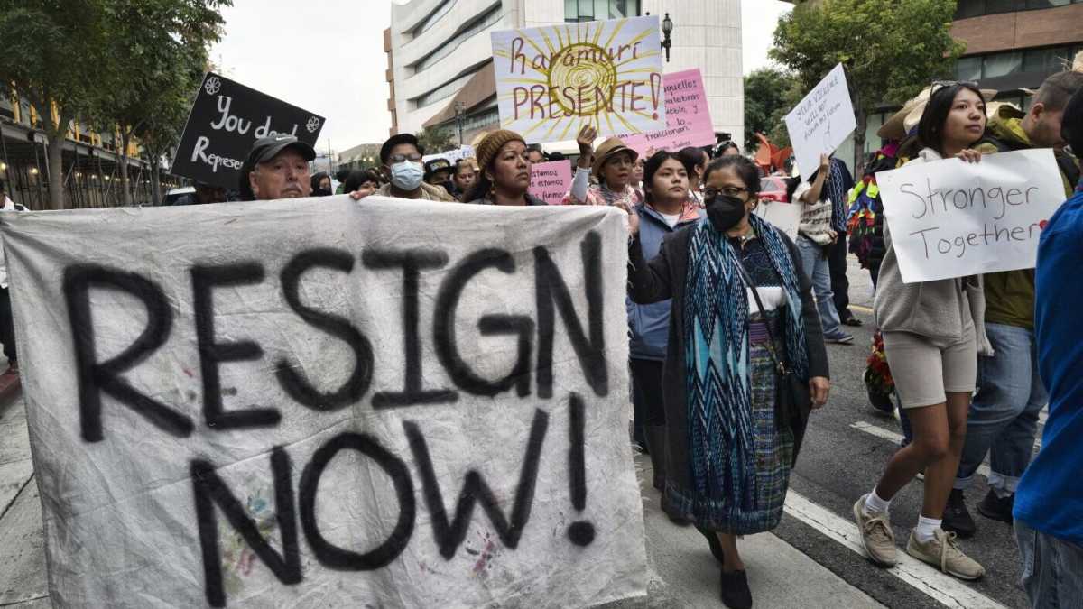 Immagine di Le accuse di razzismo a Kevin De León, che si trincera nel suo posto da consigliere municipale di Los Angeles