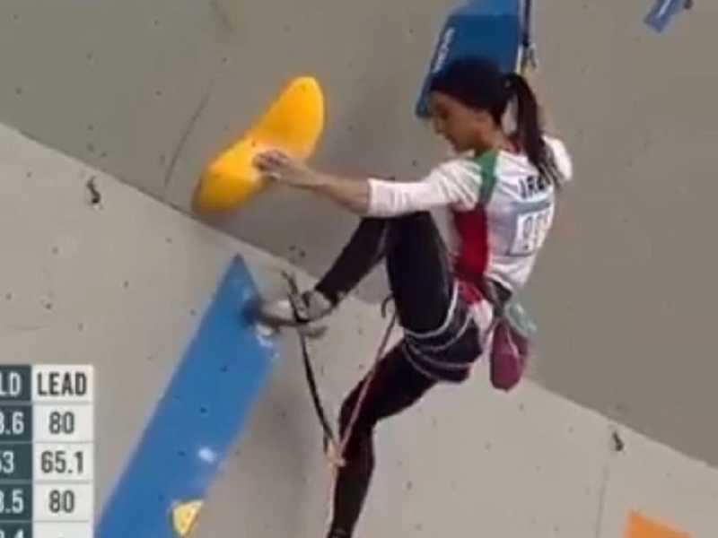 Elnaz Rekabi gareggia senza velo. Viva la scalatrice iraniana