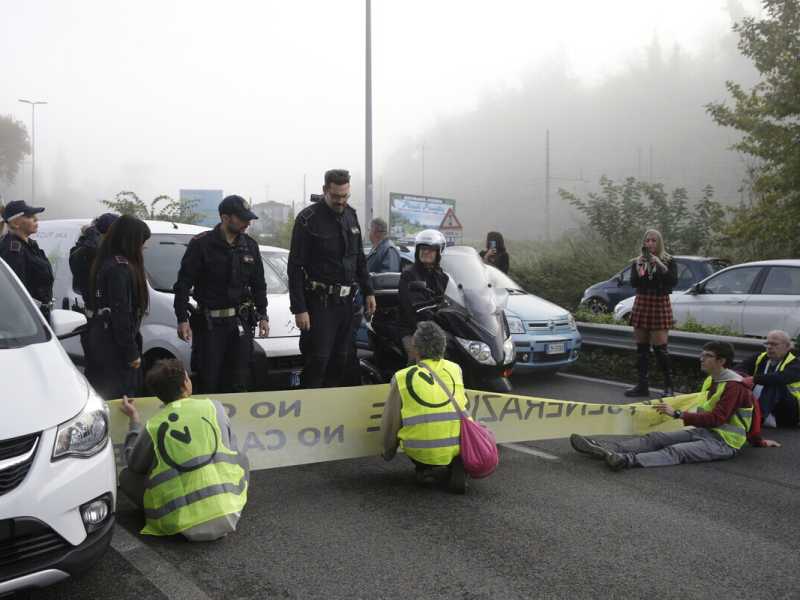 Perché nessuno blocca gli ambientalisti che bloccano Roma