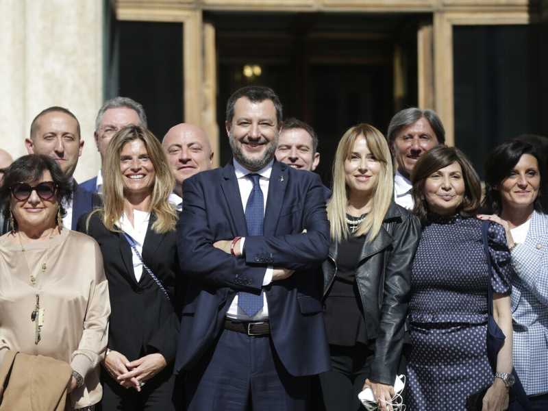 Salvini fa il maestro Perboni. Studia i dossier e pensa alle caselle dei vice. Assedio a Giorgetti