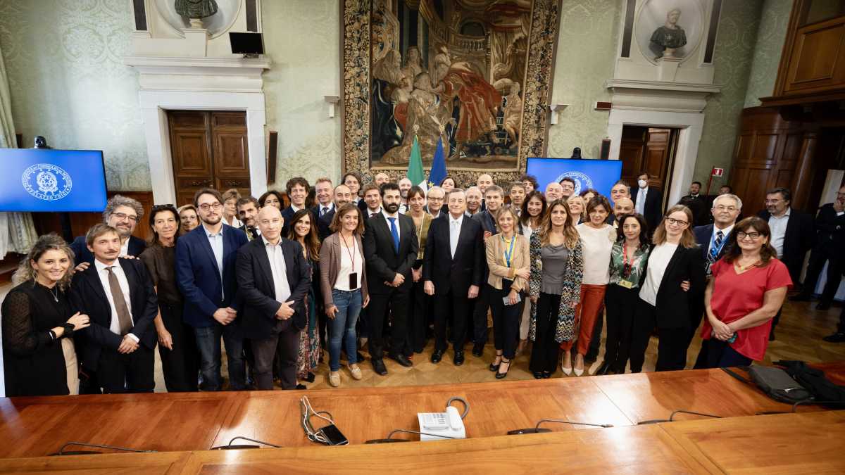Immagine di Draghi Gatsby. Brinda con la stampa. La Nato può attendere
