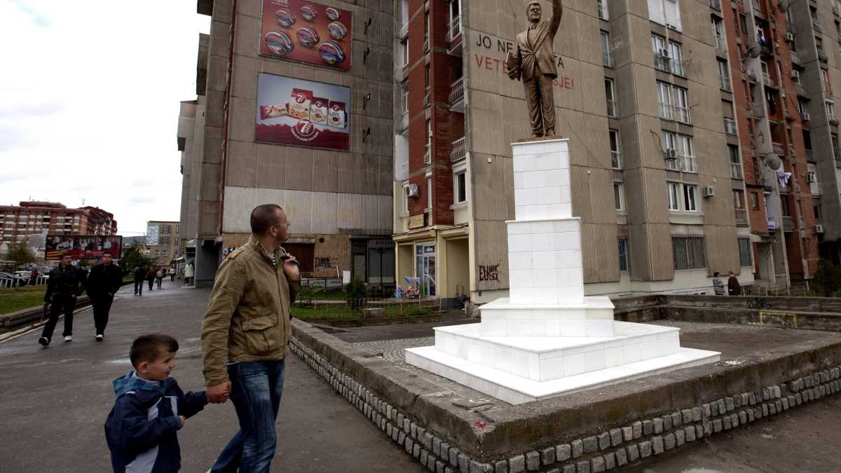 Immagine di Una passeggiata a Pristina, dove il “blu Ue” va ancora di gran moda