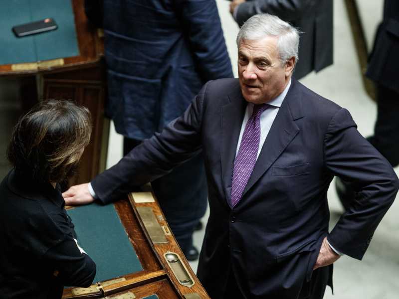 Il volo del riscatto: così Tajani è riuscito a salvare la Farnesina, nonostante il Cav.