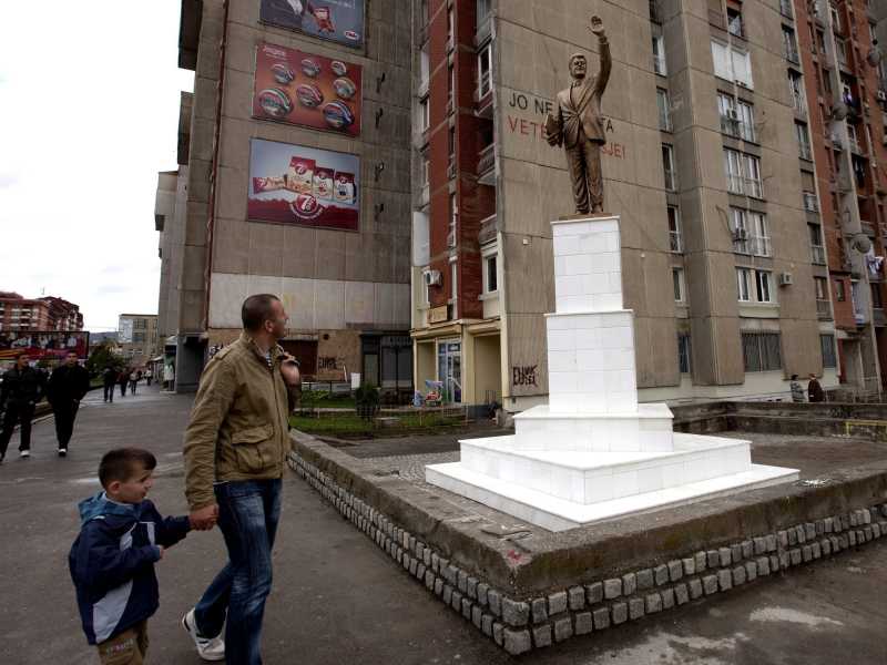 La statua di Bill Clinton a Pristina (Ansa)