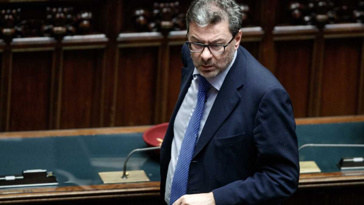 Immagine di Buone notizie per il Mef: a Giorgetti non serve l’interprete. Il passato inguaia la destra