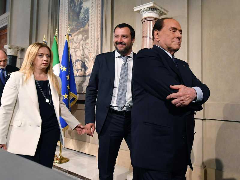 Meloni al Colle con la coalizione: "Oggi parlo solo io". Il grande gelo col Cav.