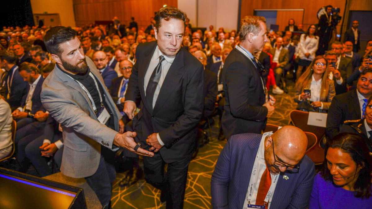 Immagine di Salvate il soldato Musk. Da Starlink ai piani di pace che Putin apprezza