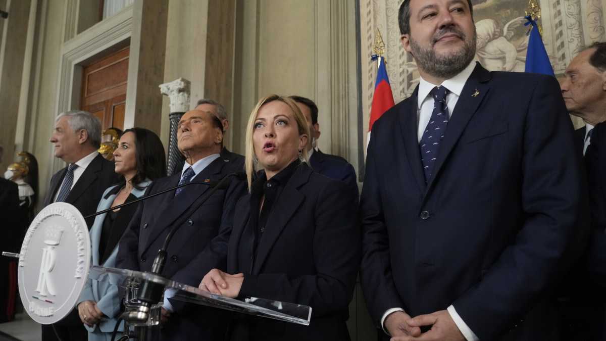Immagine di Meloni tra il Cav. e Salvini al Quirinale: il gatto, la volpe e “la sottoscritta”