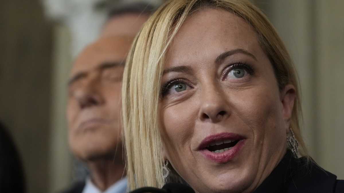 Immagine di Meloni e i ministri: la maggioranza è minacciosa, il governo no