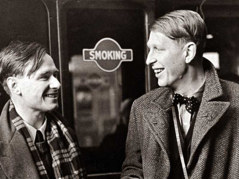 Auden, più alto, la macchina fotografica al collo, e Isherwood, ciuffo ribelle, fra le dita l’eterna sigaretta (foto Wikimedia Commons)<br />