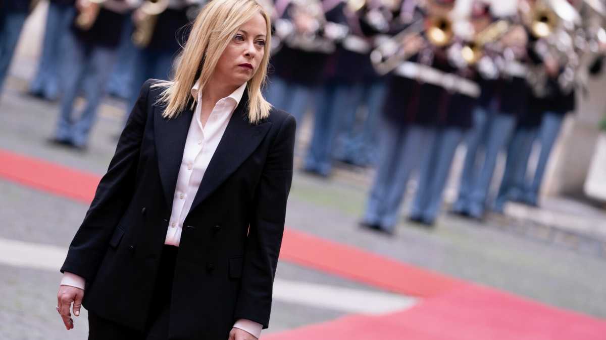 Immagine di Meloni nella trappola delle parole: da "sovranismo" a "dittatura sanitaria"