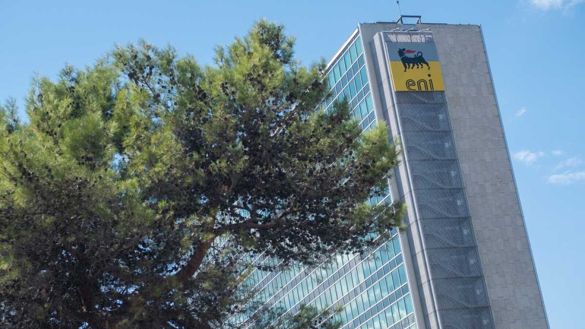 Immagine di Eni si trasforma: le sfide sono bioraffinazione e decarbonizzazione