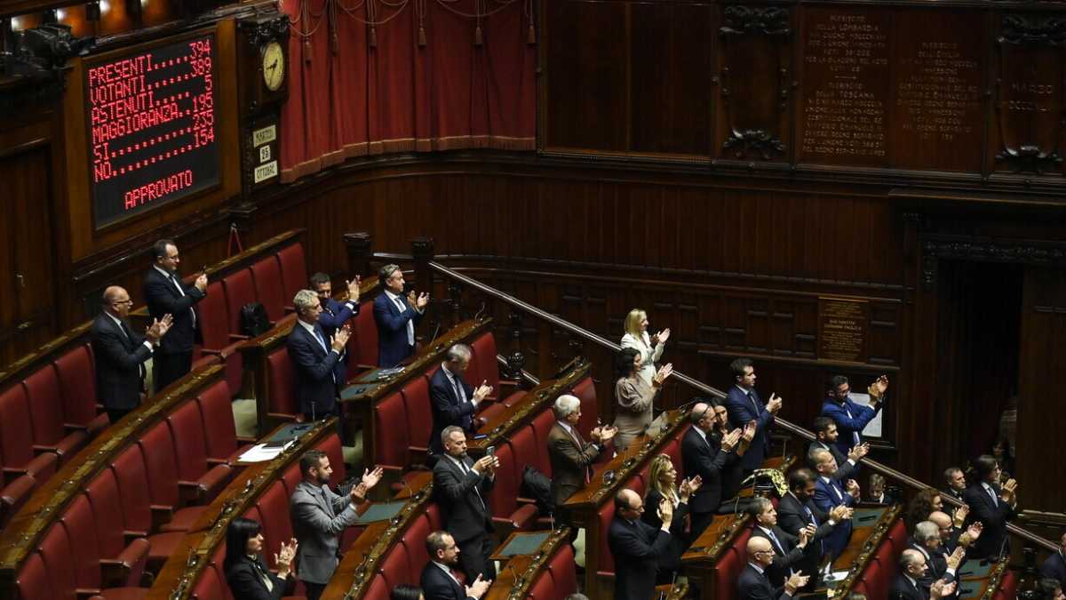 Immagine di Pianti, abbracci e devozione. Viaggio nelle truppe di FdI: "Per noi è Giorgia Frodo"