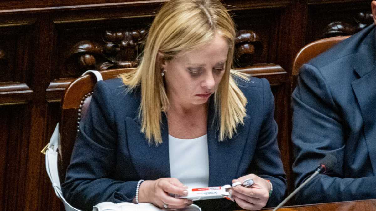 Immagine di Meloni determinata come un nano di Tolkien