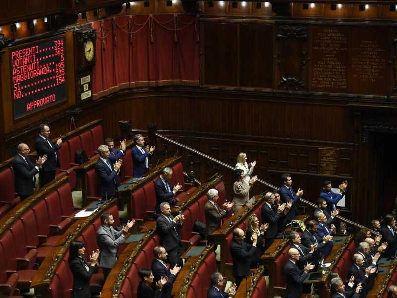 Pianti, abbracci e devozione. Viaggio nelle truppe di FdI: "Per noi è Giorgia Frodo"