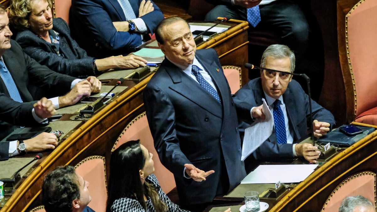 Immagine di Berlusconi si fa ucraino in Senato e Ronzulli chiede scusa