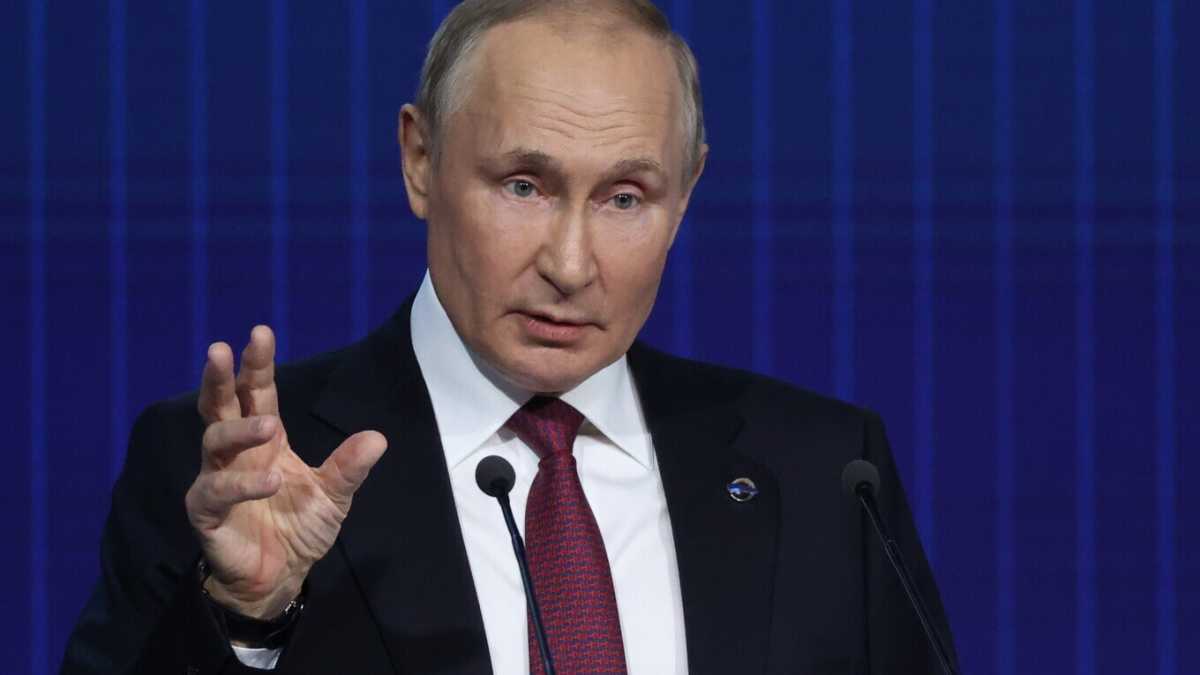 Immagine di Putin, un benzinaio con l'atomica che lamenta il cambiamento climatico