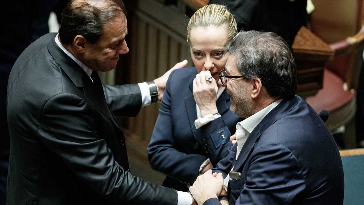 Immagine di Nel governo è partita la corsa al deficit. E la Lega propone di uscire dal Mes