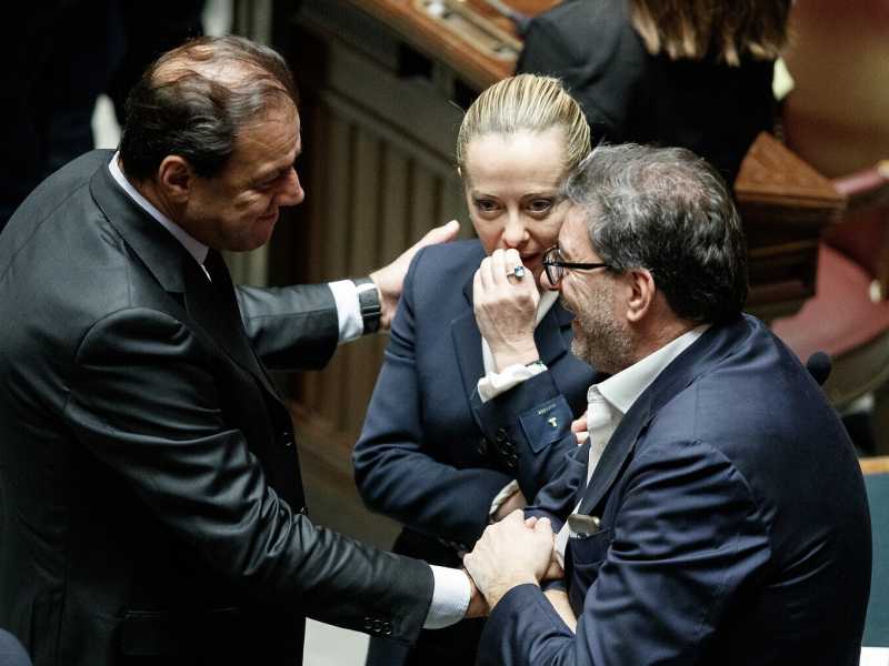 Nel governo è partita la corsa al deficit. E la Lega propone di uscire dal Mes