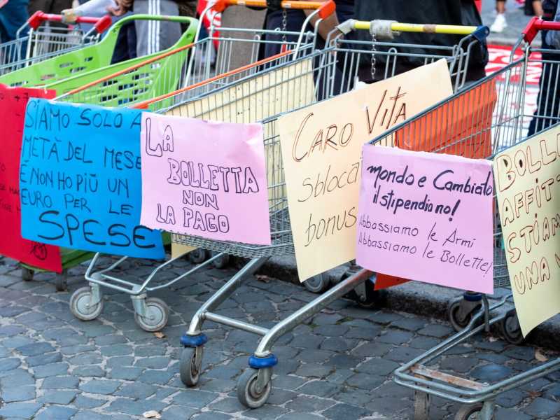 Movimenti per la casa manifestano contro carovita e caro bollette (LaPresse)&nbsp;<br />