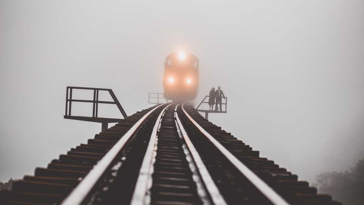 Immagine di Il treno Italia che corre su un binario ai piedi del vulcano populista