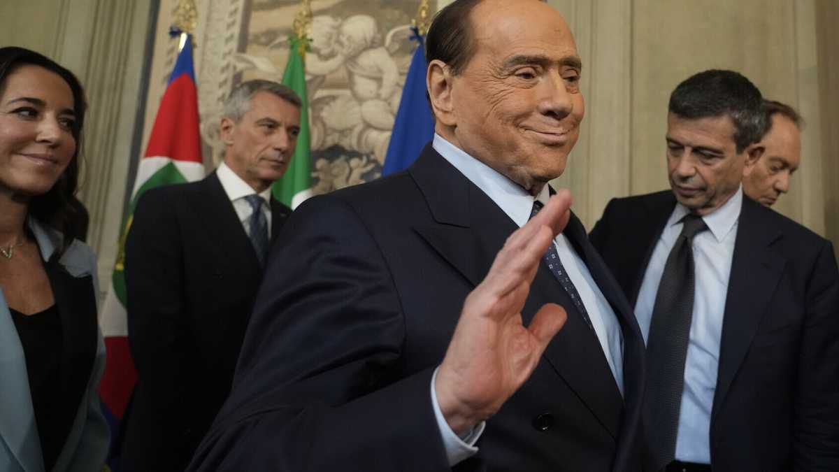 Immagine di Berlusconi: "Senza armi, Zelensky tratterebbe. Putin uomo di pace"