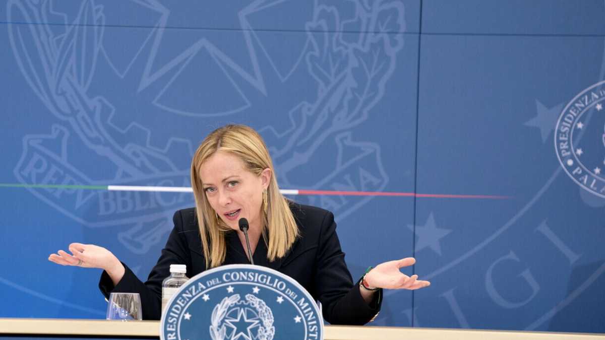 Immagine di Meloni fa retromarcia sulle mascherine e apre ai No Vax. Solo quattro domande dalla stampa
