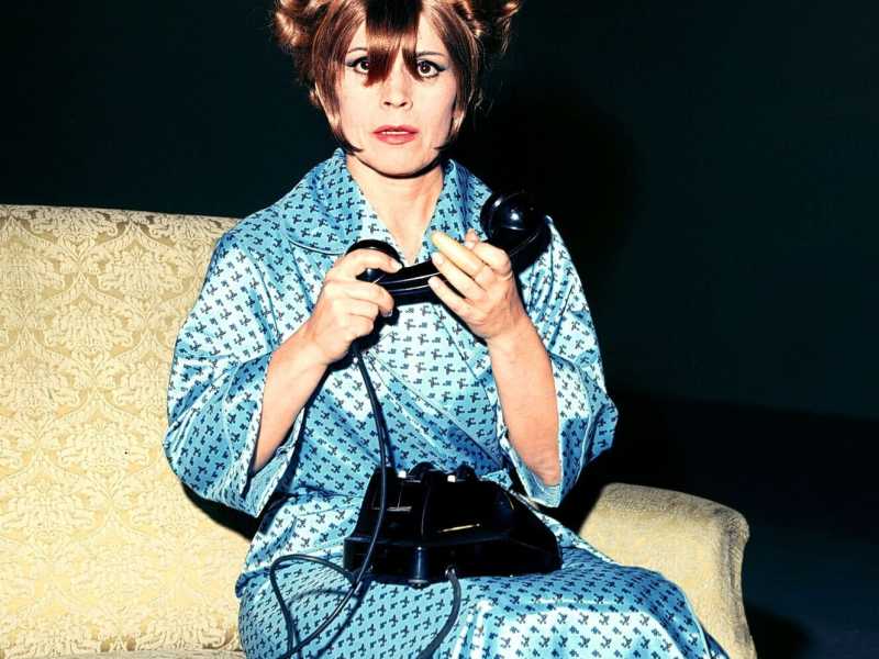 Franca Valeri in uno dei suoi sketch al telefono, in una foto d’archivio Olycom <br />