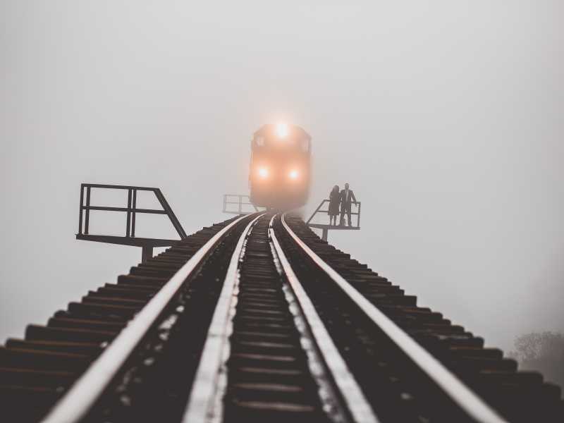 Il treno Italia che corre su un binario ai piedi del vulcano populista
