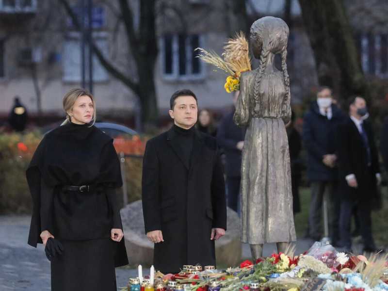Il presidente ucraino Volodymyr Zelensky con la moglie Olena presso il monumento in memoria delle vittime della carestia del ’32-’33 (Ansa) <br />