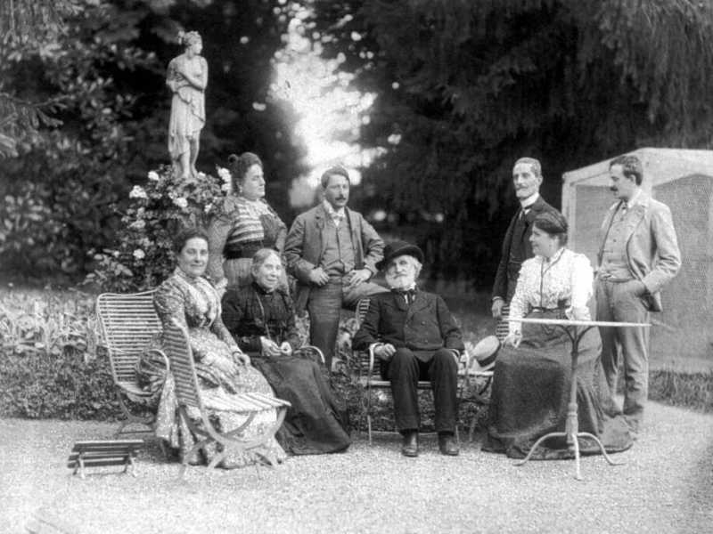 Maria Carrara Verdi, Barberina Strepponi, Giuseppe Verdi, Giuditta Ricordi. In piedi Teresa Stolz, Umberto Campanari, Giulio Ricordi, Leopoldo Metlicovitz a S. Agata<br /><br />