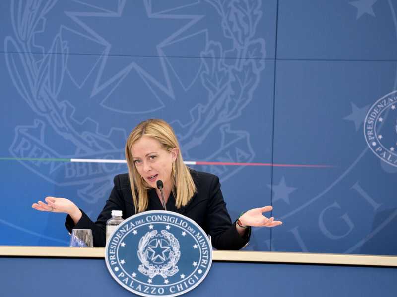 Meloni fa retromarcia sulle mascherine e apre ai No Vax. Solo quattro domande dalla stampa