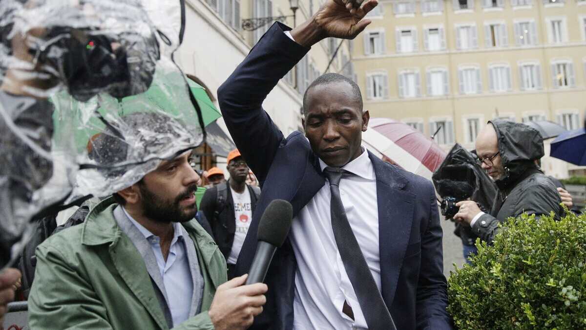 Immagine di Soumahoro: il tu, il lei e la cipria da lasciare al Pd