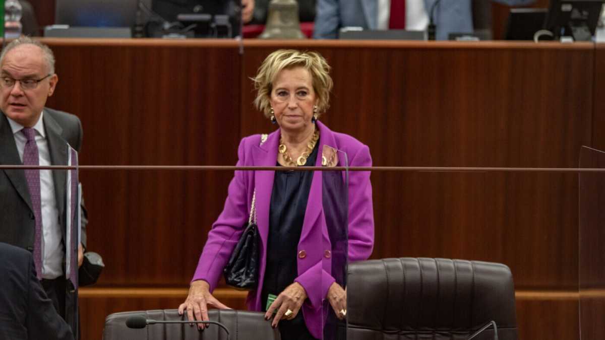 Immagine di Letizia Moratti compete per la guida della Lombardia e guarda a sinistra