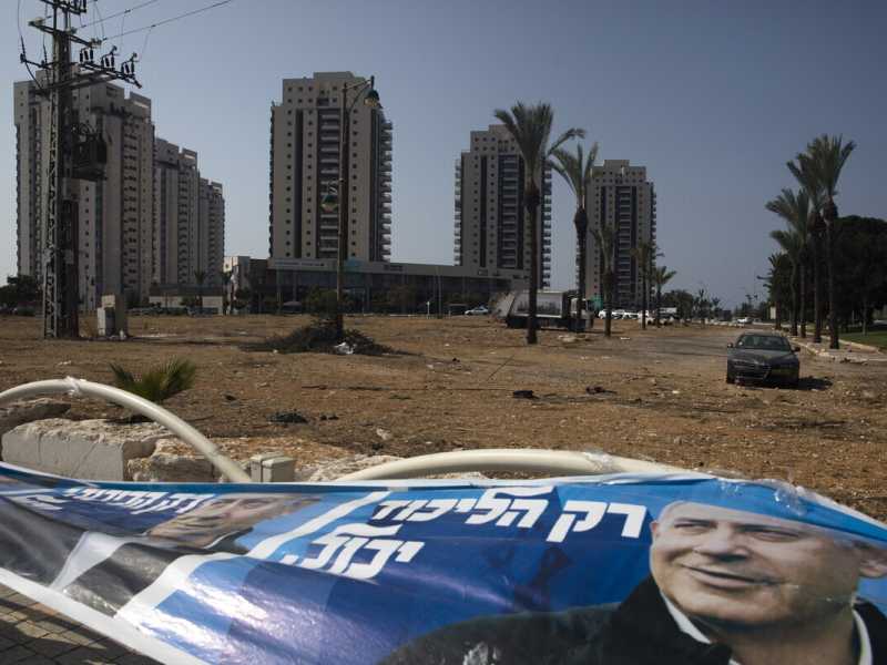 Un poster del "Likud" appeso a una recinzione a Or Akiva (Foto di Amir Levy/Getty Images) <br />