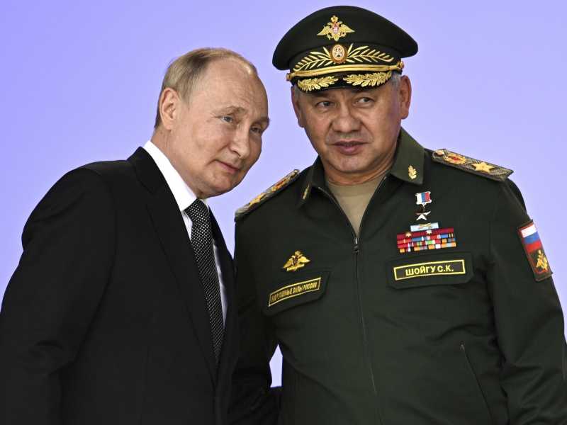Putin e il ministro Shoigu (LaPresse)